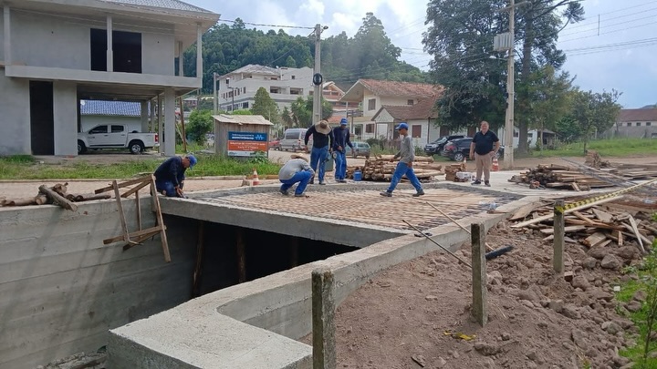  Concretada a chapa do novo pontilhão da Rua Frei Constantino Progresso