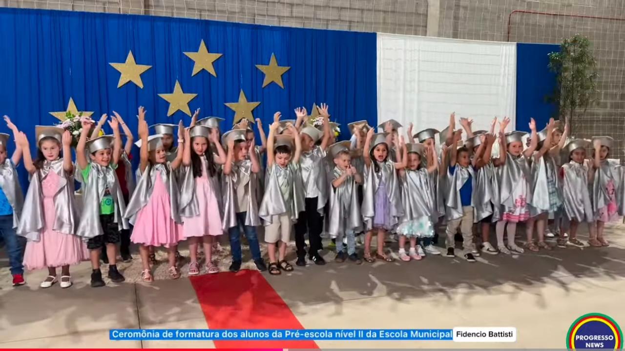 Cerimônia de formatura dos alunos da Pré-Escola nível II da Escola Fidêncio Battisti 