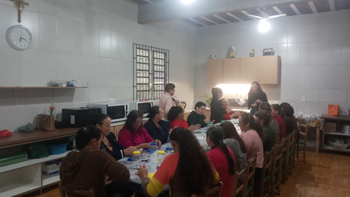 Durante o mês de abril, os nove grupos de mulheres das comunidades do município participaram de uma atividade muito especial: o artesanato em biscuit! 