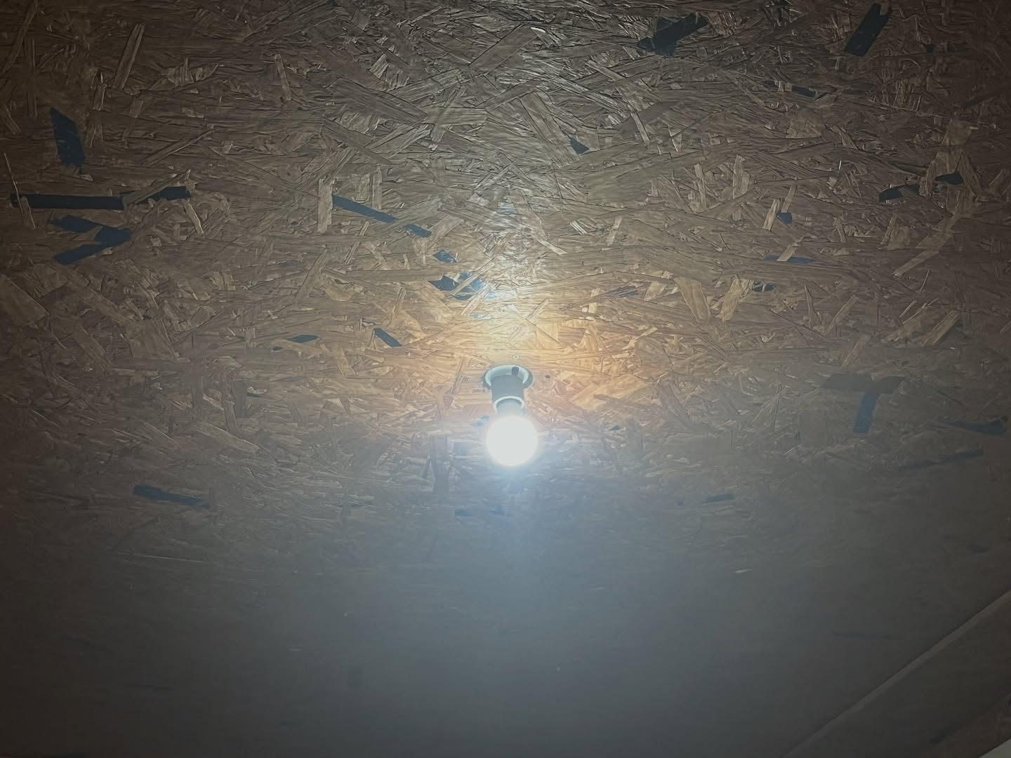 Ligar a luz à noite ficará mais caro: veja o que muda com a nova lei de energia elétrica